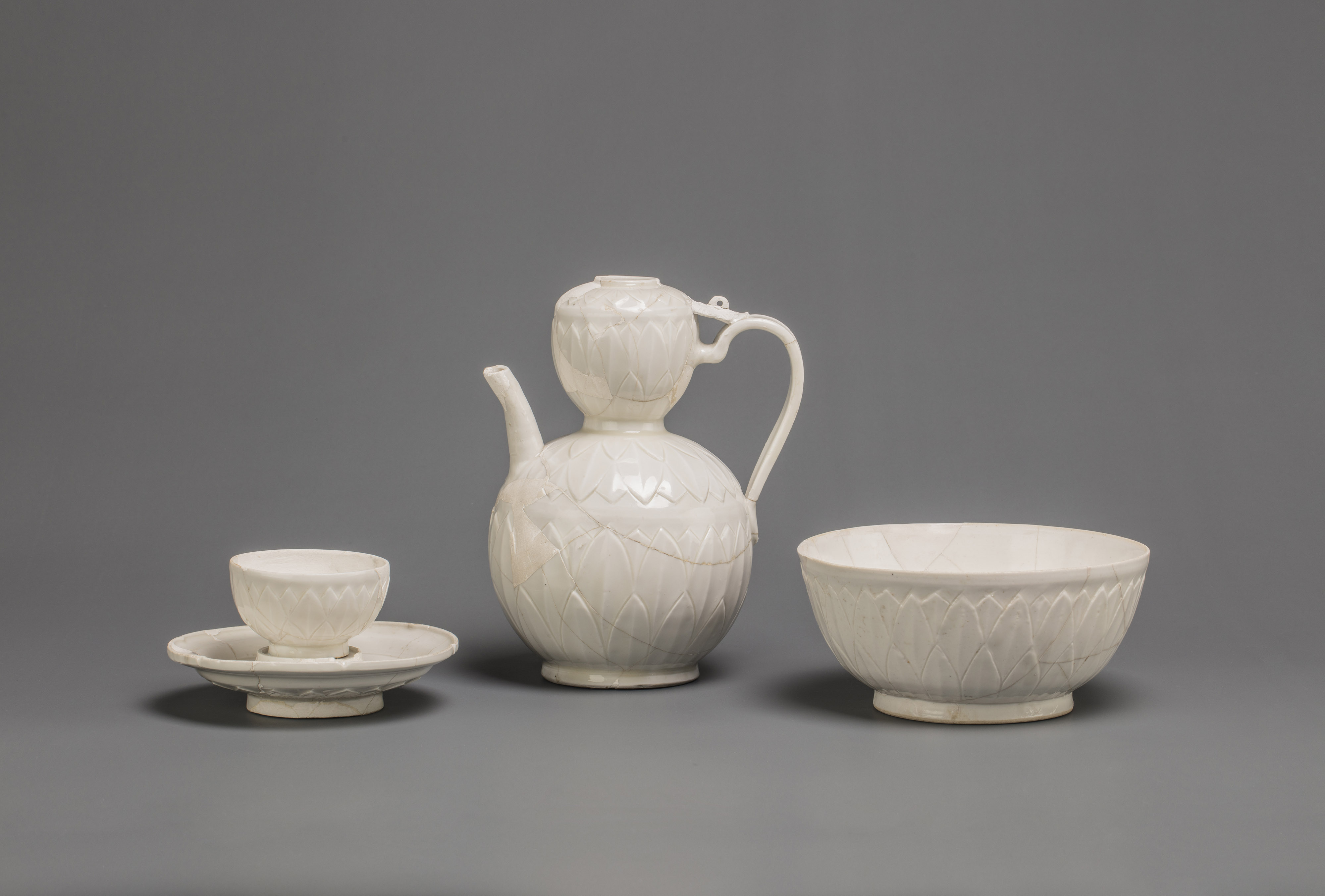 白磁蓮弁文水注・碗・盞托