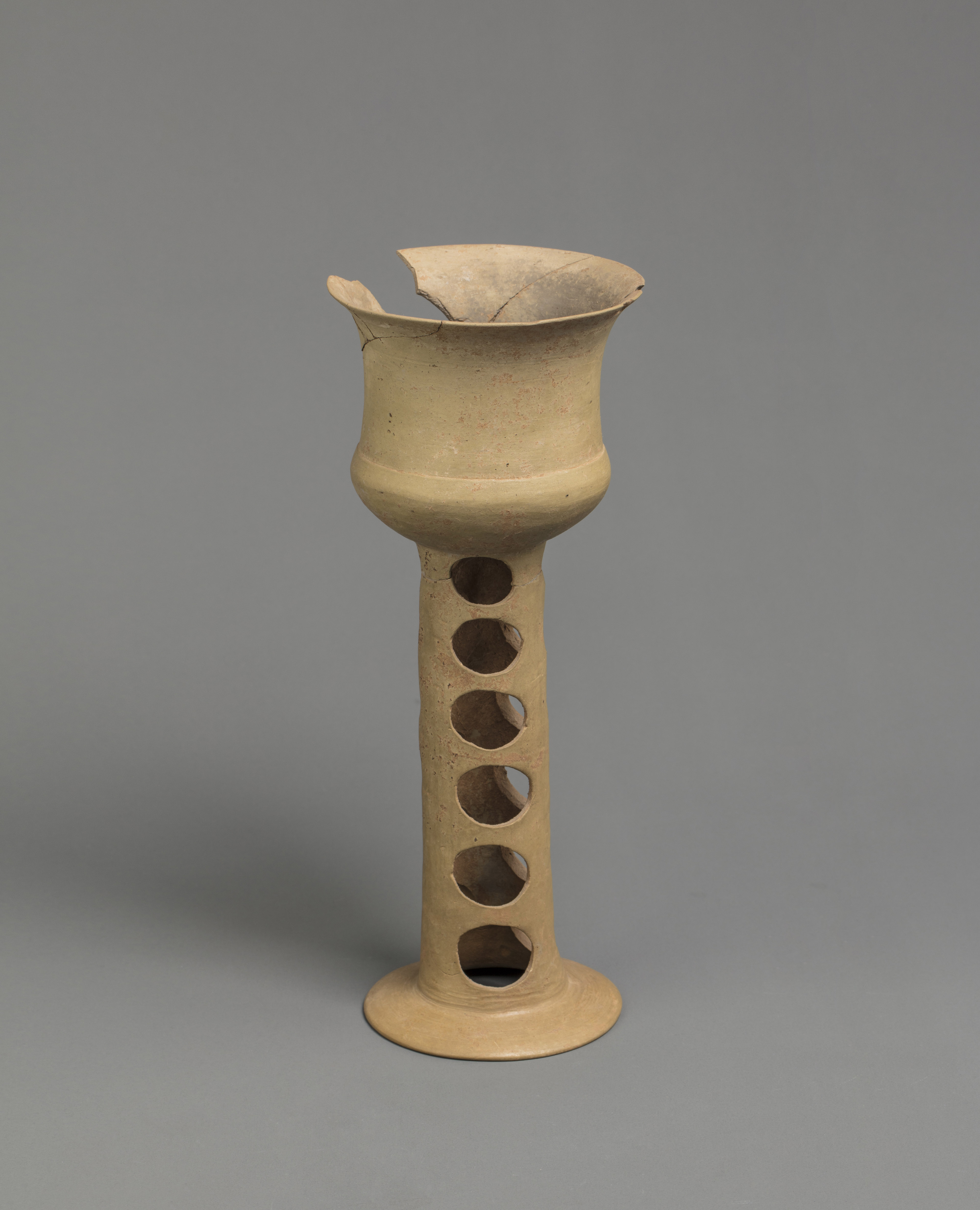 黄釉透彫高足杯